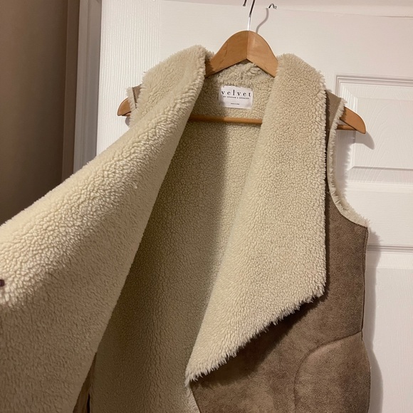 NWOT - Sherpa vest - Picture 3 of 5